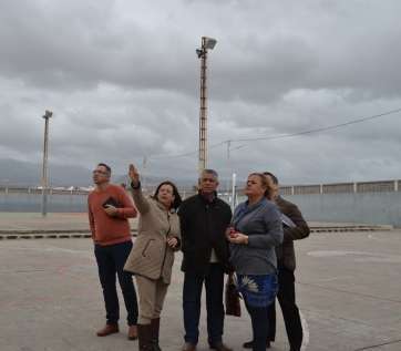 Los técnicos del Gobierno de Canarias, esta mañana junto a la alcaldesa de Telde y al concejal de Educación (Foto TA)