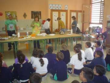 Alumnos asisten a talleres de Carnaval impartidos por monitores y padres (Foto TA)