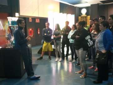 Alumnos durante la visita al Museo Elder (Foto TA)
