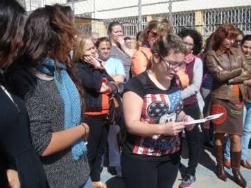 Momento de la lectura de los textos por los alumnos (Foto TA)