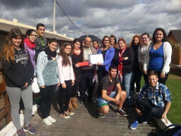Alumnos junto a la concejala en la finca Los Olivos (Foto TA)