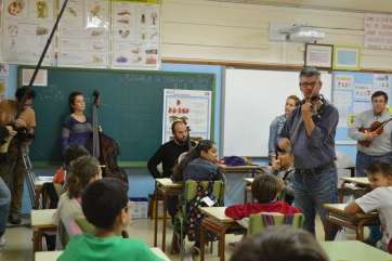 Partipación de los componentes de Barrios Orquestados en un colegio de Jinámar (Foto TA)