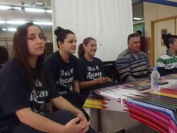 Las jugadoras atienden las preguntas de los niños (Foto: Juan Antonio Hernández-TA)