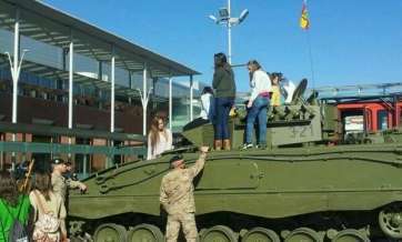 Imagen de una exhibición de medios militares dirigida a escolares (Foto TA)