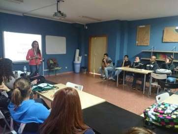 Un momento de la charla en el IES Lila (Foto TA)
