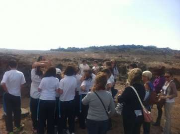 Escolares y padres en el yacimiento de Tufia (Foto TA)