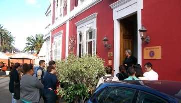 Los alumnos del IES José Arencibia Gil, durante la visita del pasado jueves (Foto TA)