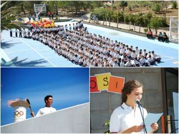 Los alumnos simulan una antorcha en el patio del colegio, este mediodía (Foto TA)