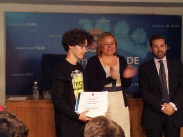 Uno de los alumnos del grupo recibiendo el premio (Foto TA)