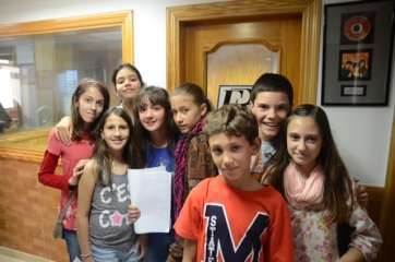 Alumnos que realizaron el programa en Radio Faycan (Foto TA)