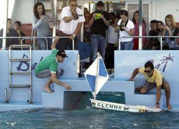 El viento y el mar llevan a Brasil a la maqueta que pretendía emular a Colón (Foto Elvira Urquijo/Efe)