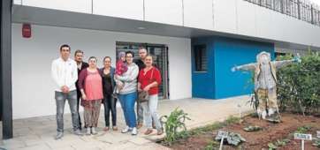 Un grupo de padres posan delante de las obras de ampliación del colegio (Foto Arcadio Suárez-C7)