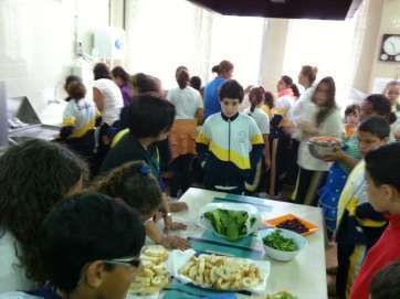 Alumnos degustando los productos (Foto TA)