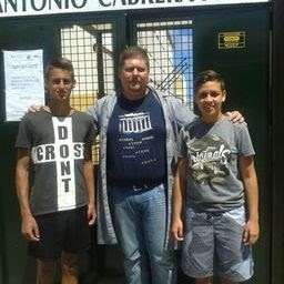 Los dos alumnos con el tutor del proyecto presentado (Foto TA)