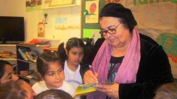 Pepa Aurora firmando autógrafos a los pequeños del colegio (Foto TA)