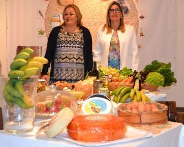 La alcaldesa Mari Carmen Castellano (i) y la concejala María González Calderín, durante la presentación del proyecto (Foto TA)