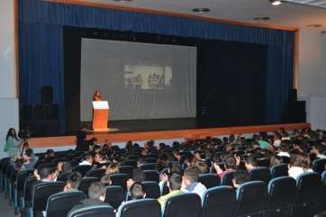 Doscientos cincuenta alumnos asistieron a esta jornada celebrada en el Teatro Juan Ramón Jiménez (Foto TA)