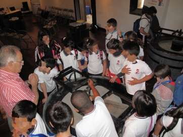 Alumnos del CEIP Amelia Vega en las instalaciones del Molino del Conde (Foto TA)