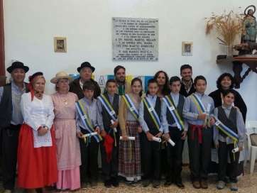 Los alumnos con sus bandas y pergaminos (Foto TA)