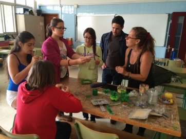 Los alumnos participando en el taller bajo la atenta mirada del concejal Héctor Suárez (Foto TA)