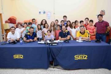 Alumnos y profesores del CEIP junto a los locutores e invitados (Foto Yohann Humbert)