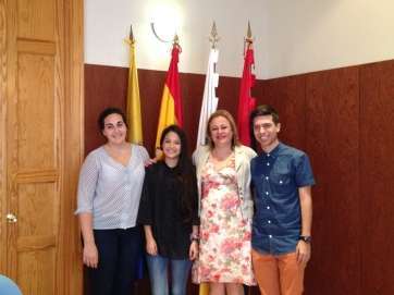 La alcaldesa con los jóvenes galardonados (Foto TA)