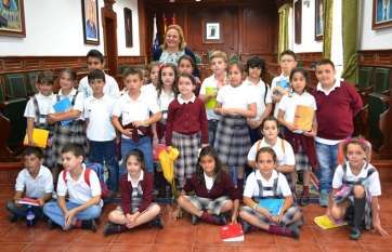 La alcaldesa Mari Carmen Castellano y los alumnos posan para la foto de recuerdo de la visita (Foto TA)