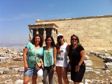 Las dos alumnas y dos profesores del IES de Telde en la Acrópolis ateniense (Foto TA)