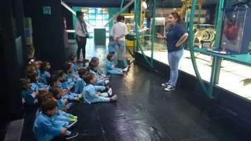 Los niños durante la visita al Museo Elder (Foto TA)