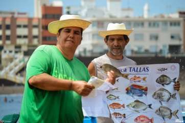 La pescadora Carmen Rosa Santana explica las tallas de pescado (Foto Antonio Rico)