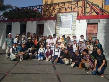 Visitantes nipones junto a los alumnos teldenses en la plaza donde tuvo lugar el acto (Foto TA)