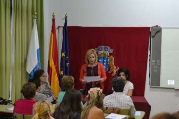La directora del centro, en el aula (Foto TA)