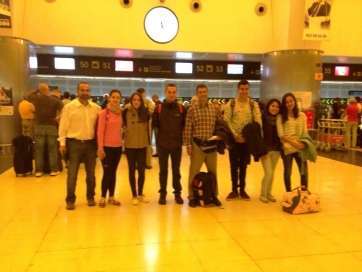 Alumnos y profesores en el Aeropuerto de Gran Canaria (Foto TA)