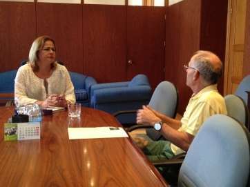 La alcaldesa con el constructor que ejecutará la obra (Foto TA)