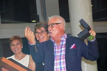 El profesor homenajeado muestra uno de los regalos que recibió anoche (Foto TA)