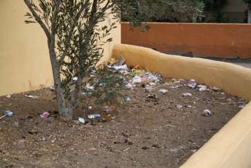 Suciedad en los alrededores del colegio (Foto TA)