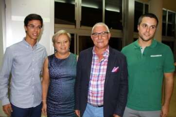 El profesor jubilado con su esposa y dos de sus hijos (Foto Jesús Ruiz Mesa)