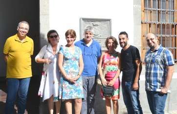 El concejal Daniel Martín y un vecino de Telde, junto al grupo de profesores franceses (Foto TA)