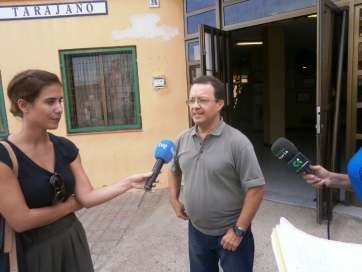 El director del Colegio Francisco Tarajano, Luis Zerpa, explica el robo a los medios (Foto TA)