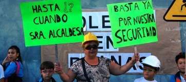 Una madre de alumnos, en la protesta del pasado miércoles ante las puertas del colegio (Foto TA)