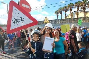 Protesta del pasado miércoles ante las puertas del colegio (Foto TA)