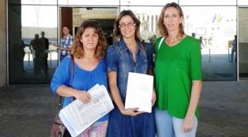 Representantes del AMPA presentando la denuncia, este miércoles (Foto TA)