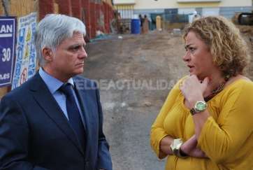 Imagen de archivo de José Miguel Pérez y la alcaldesa de Telde (Foto TA)