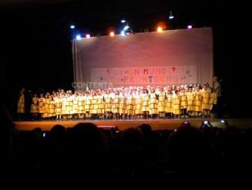 Alumnos del centro durante su intervención en la gala (Foto TA)