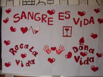 Uno de los murales elaborados por el centro para concienciar sobre la donación de sangre (Foto TA)