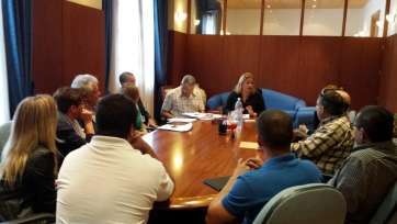 Momento del encuentro de la alcalesa con representes de empresas (Foto TA)