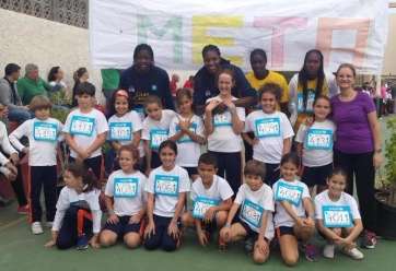 JUgadoras del club grancanario con escolares del colegio teldense (Foto TA)