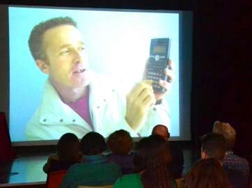 Nicolás junto a una de sus herramientas de trabajo, en una de las imágenes que ayer se proyectaron en su recuerdo (Foto TA)