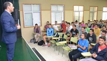 Momento de la charla de Juan Verde en el IES La Rocha (Foto TA)