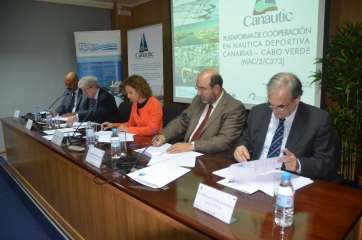 Un momento de la firma del convenio (Foto TA)